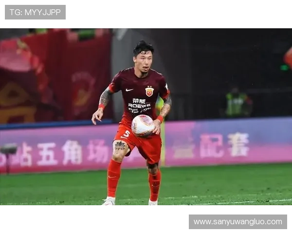 海港后卫贺惯确诊右踝前踝撞击症，预计两周后恢复合练并复出
